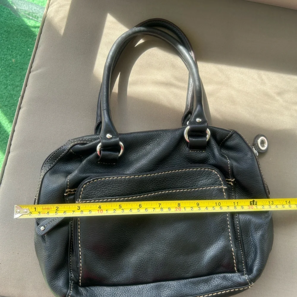 Black handbag purse, Tignanello w/ their iconic lining and multiple compartments - Picture 4 of 10